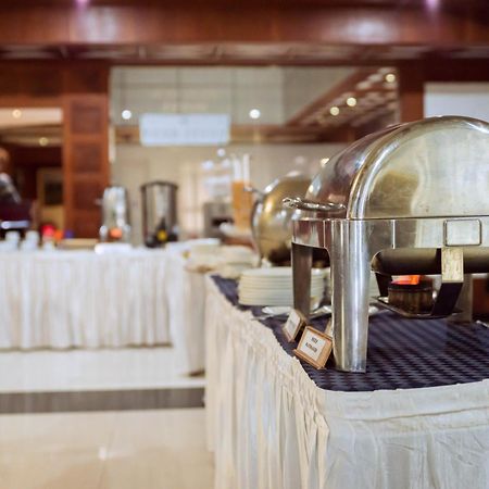 Peacock Hotel Dar es Salaam Buitenkant foto