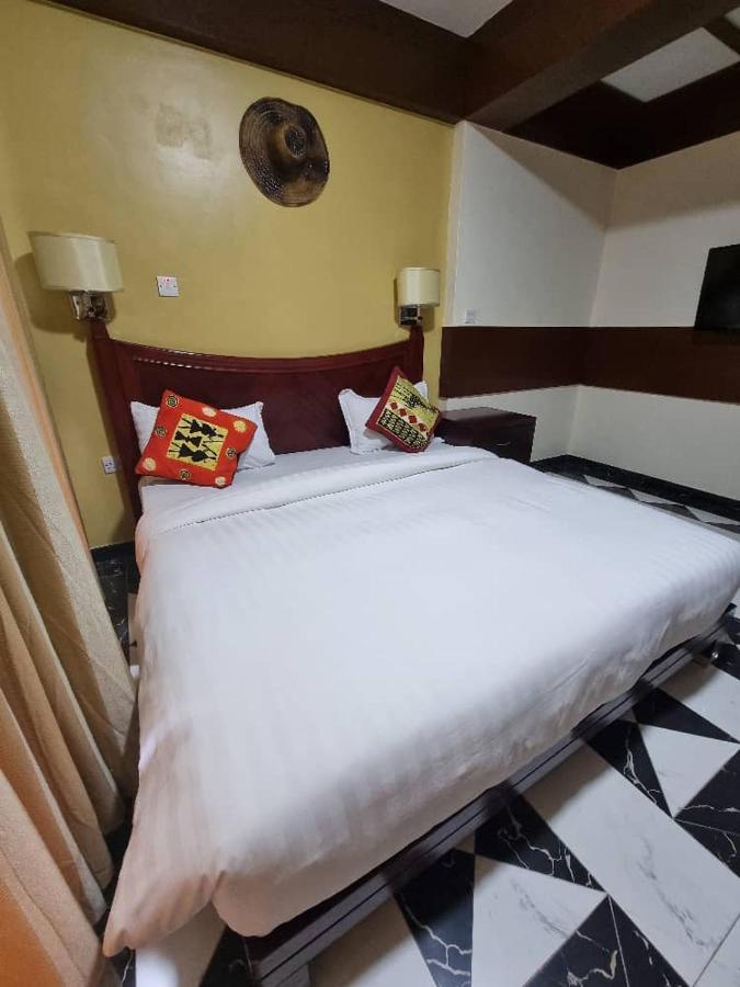 Peacock Hotel Dar es Salaam Buitenkant foto