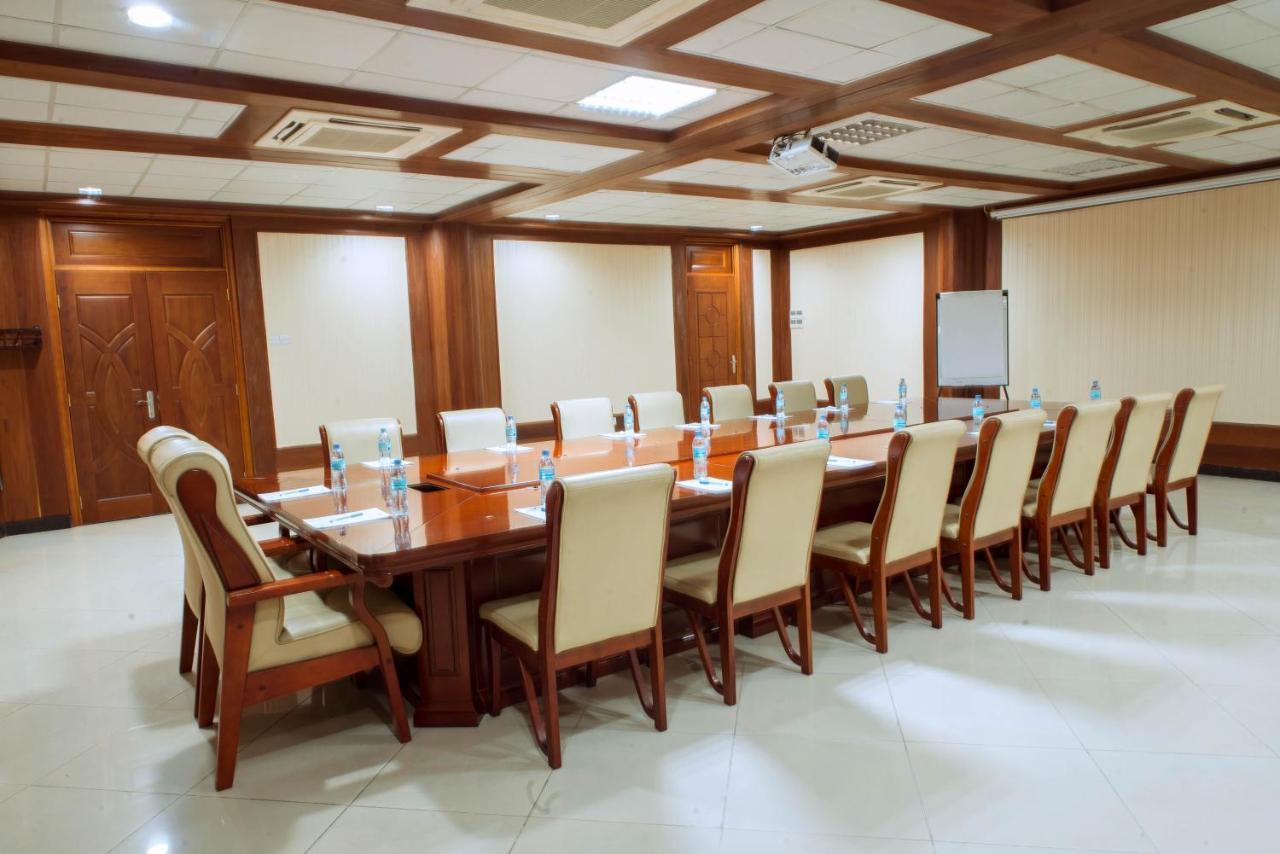 Peacock Hotel Dar es Salaam Buitenkant foto