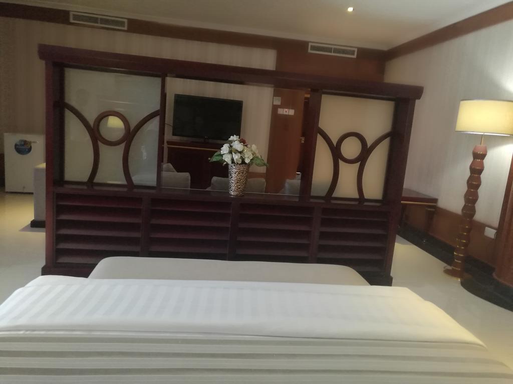 Peacock Hotel Dar es Salaam Buitenkant foto