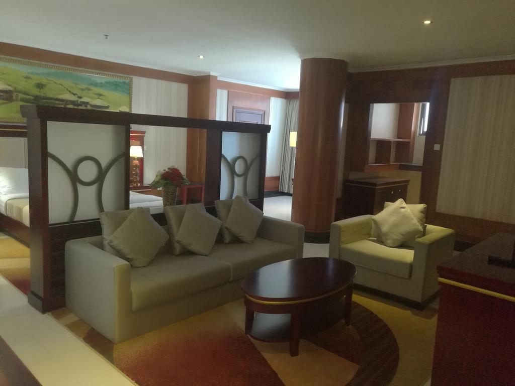 Peacock Hotel Dar es Salaam Buitenkant foto